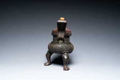 Een Chinese driepotige bronzen wierookbrander met deksel in jade en hout, gedateerd 1477, Chenghua