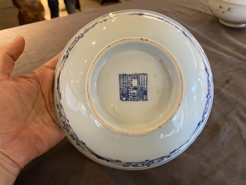 Een Chinese blauw-witte 'lotus' kom, Qianlong merk en periode