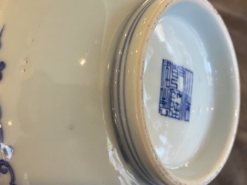 Een Chinese blauw-witte 'lotus' kom, Qianlong merk en periode
