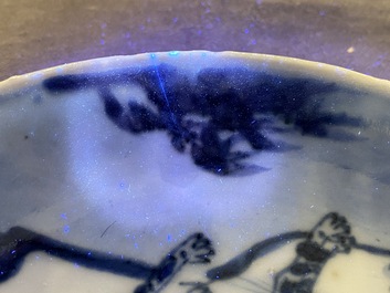 Een Chinees blauw-wit ko-sometsuke 'tijger' bord voor de Japanse markt, Tianqi/Chongzhen