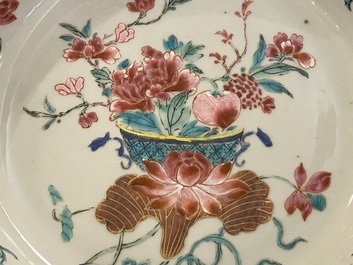 Deux assiettes en porcelaine de Chine famille rose et verte, Qianlong et Kangxi
