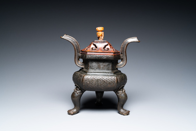 Een Chinese driepotige bronzen wierookbrander met deksel in jade en hout, gedateerd 1477, Chenghua