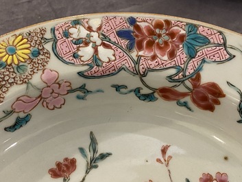 Deux assiettes en porcelaine de Chine famille rose et verte, Qianlong et Kangxi