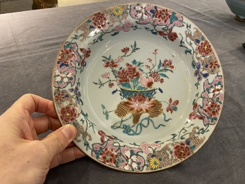 Deux assiettes en porcelaine de Chine famille rose et verte, Qianlong et Kangxi