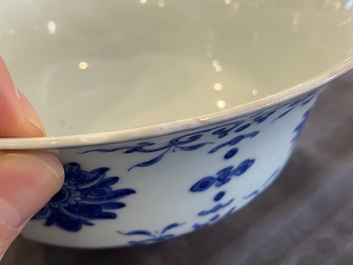 Een Chinese blauw-witte 'lotus' kom, Qianlong merk en periode