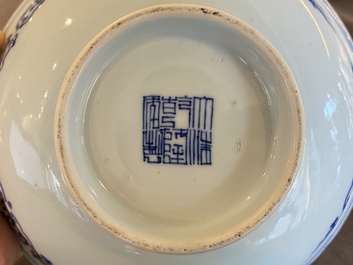 Een Chinese blauw-witte 'lotus' kom, Qianlong merk en periode