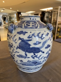 Verseuse en porcelaine de Chine en bleu et blanc &agrave; d&eacute;cor d'animaux mythiques, Wanli