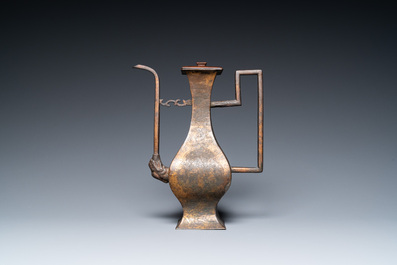 Verseuse en bronze dor&eacute; &agrave; d&eacute;cor grav&eacute;, Chine, 19&egrave;me