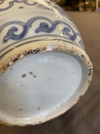 Verseuse en porcelaine de Chine en bleu et blanc &agrave; d&eacute;cor d'animaux mythiques, Wanli