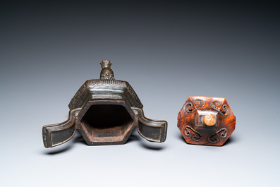 Een Chinese driepotige bronzen wierookbrander met deksel in jade en hout, gedateerd 1477, Chenghua