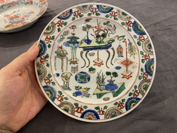 Deux assiettes en porcelaine de Chine famille rose et verte, Qianlong et Kangxi