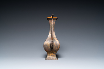 Verseuse en bronze dor&eacute; &agrave; d&eacute;cor grav&eacute;, Chine, 19&egrave;me