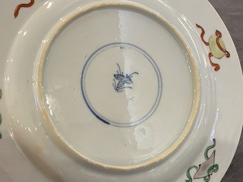 Deux assiettes en porcelaine de Chine famille rose et verte, Qianlong et Kangxi