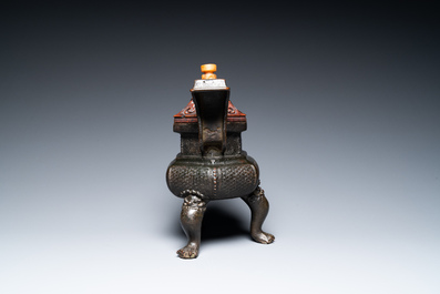 Een Chinese driepotige bronzen wierookbrander met deksel in jade en hout, gedateerd 1477, Chenghua
