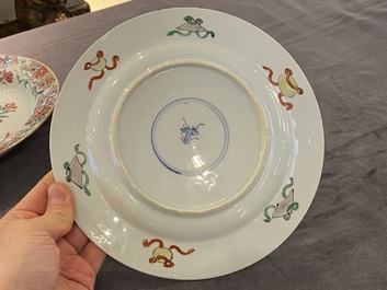 Deux assiettes en porcelaine de Chine famille rose et verte, Qianlong et Kangxi
