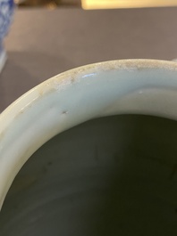 Verseuse en porcelaine de Chine en bleu et blanc &agrave; d&eacute;cor d'animaux mythiques, Wanli