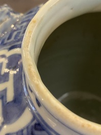 Verseuse en porcelaine de Chine en bleu et blanc &agrave; d&eacute;cor d'animaux mythiques, Wanli