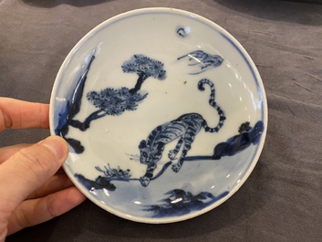 Een Chinees blauw-wit ko-sometsuke 'tijger' bord voor de Japanse markt, Tianqi/Chongzhen