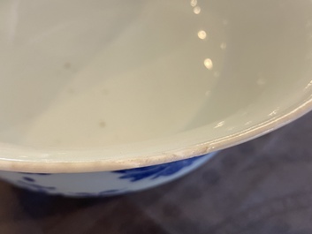 Een Chinese blauw-witte 'lotus' kom, Qianlong merk en periode