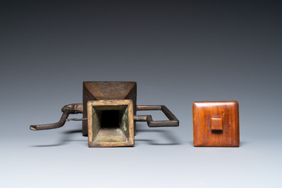 Verseuse en bronze dor&eacute; &agrave; d&eacute;cor grav&eacute;, Chine, 19&egrave;me