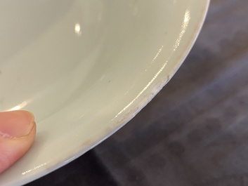 Een Chinese blauw-witte 'lotus' kom, Qianlong merk en periode