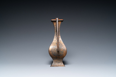 Verseuse en bronze dor&eacute; &agrave; d&eacute;cor grav&eacute;, Chine, 19&egrave;me