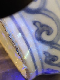 Verseuse en porcelaine de Chine en bleu et blanc &agrave; d&eacute;cor d'animaux mythiques, Wanli