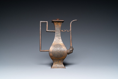 Verseuse en bronze dor&eacute; &agrave; d&eacute;cor grav&eacute;, Chine, 19&egrave;me