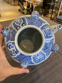 Verseuse en porcelaine de Chine en bleu et blanc &agrave; d&eacute;cor d'animaux mythiques, Wanli