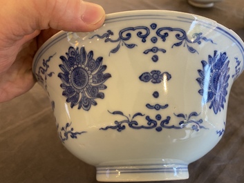 Een Chinese blauw-witte 'lotus' kom, Qianlong merk en periode