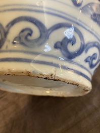 Verseuse en porcelaine de Chine en bleu et blanc &agrave; d&eacute;cor d'animaux mythiques, Wanli