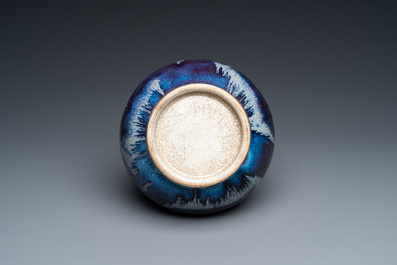 Vase de forme bouteille en porcelaine de Chine &agrave; &eacute;mail flamb&eacute;, 19&egrave;me