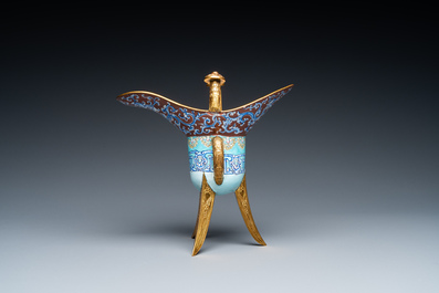 Verseuse de type 'jue' en &eacute;maux de Canton et bronze dor&eacute; sur socle en bois, Chine, 18/19&egrave;me