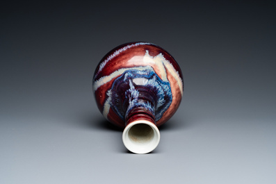 Vase de forme bouteille en porcelaine de Chine &agrave; &eacute;mail flamb&eacute;, 19&egrave;me