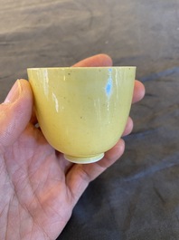 Een Chinese monochrome geel-geglazuurde kop, Kangxi merk en periode