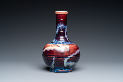 Vase de forme bouteille en porcelaine de Chine &agrave; &eacute;mail flamb&eacute;, 19&egrave;me