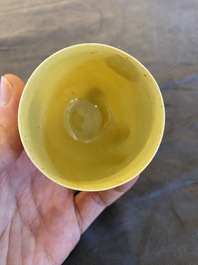 Een Chinese monochrome geel-geglazuurde kop, Kangxi merk en periode