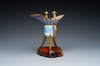 Verseuse de type 'jue' en &eacute;maux de Canton et bronze dor&eacute; sur socle en bois, Chine, 18/19&egrave;me