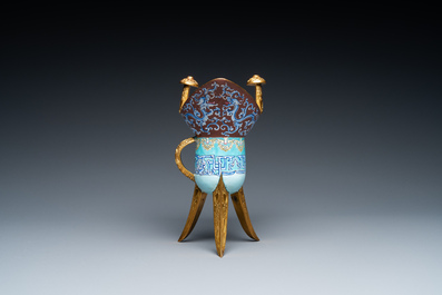 Verseuse de type 'jue' en &eacute;maux de Canton et bronze dor&eacute; sur socle en bois, Chine, 18/19&egrave;me
