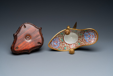 Verseuse de type 'jue' en &eacute;maux de Canton et bronze dor&eacute; sur socle en bois, Chine, 18/19&egrave;me