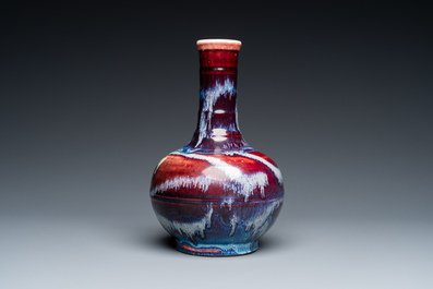 Vase de forme bouteille en porcelaine de Chine &agrave; &eacute;mail flamb&eacute;, 19&egrave;me