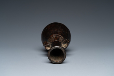 Vase &agrave; fl&egrave;ches en bronze, Chine, Yuan