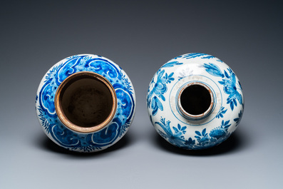 Deux vases en fa&iuml;ence de Delft en bleu et blanc &agrave; d&eacute;cor d'oiseaux parmi des branches fleuries, 18&egrave;me