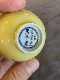 Een Chinese monochrome geel-geglazuurde kop, Kangxi merk en periode