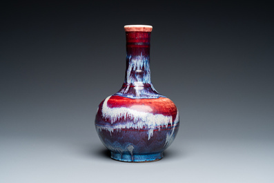 Vase de forme bouteille en porcelaine de Chine &agrave; &eacute;mail flamb&eacute;, 19&egrave;me