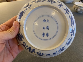 Een paar Chinese blauw-witte borden met antiquiteiten, Kangxi merk en periode