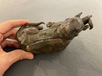 Een Chinese gelakte bronzen 'luduan' spiegelhouder, Ming