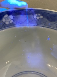 Een Chinese blauw-witte klapmuts kom, Kangxi merk en periode