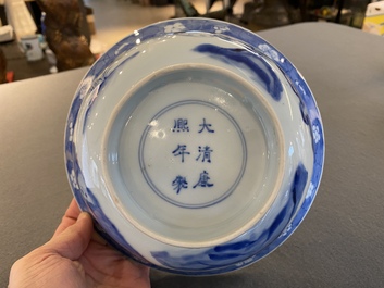Een Chinese blauw-witte klapmuts kom, Kangxi merk en periode