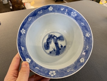 Een Chinese blauw-witte klapmuts kom, Kangxi merk en periode
